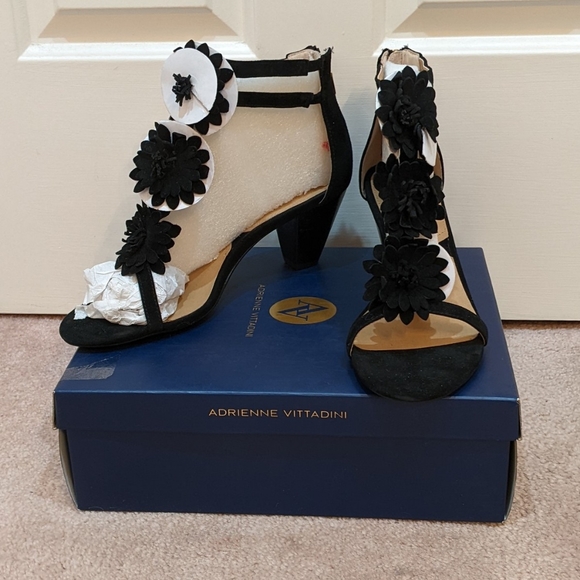 Adrienne Vittadini Flower Sandals - Picture 3 of 10
